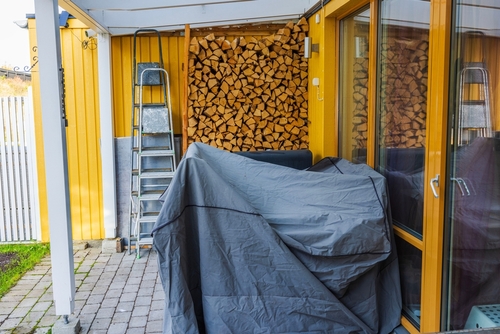 Tuinmeubilair bedekt met zeil voor winterseizoen